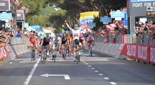 Giro d’Italia, sprint vincente di Greipel. Caduta nel finale: a terra anche Contador