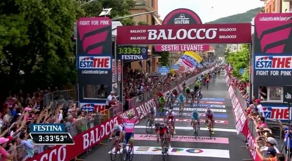 Giro d’Italia, Matthews festeggia in rosa. Paura per Pozzovivo