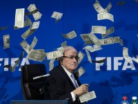 Blatter contestato con lancio di banconote false