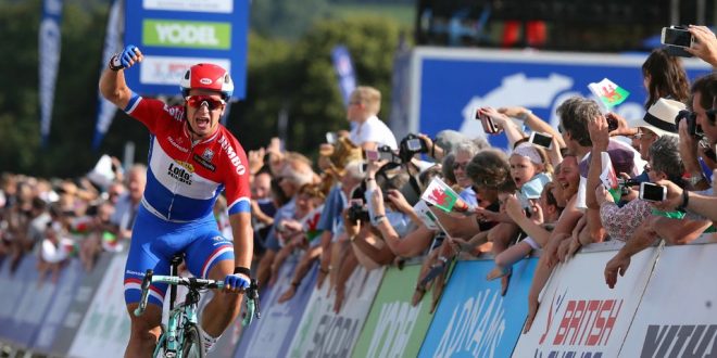 Tour of Britain 2016, Groenewegen spiazza tutti in volata. Swift scala posizioni
