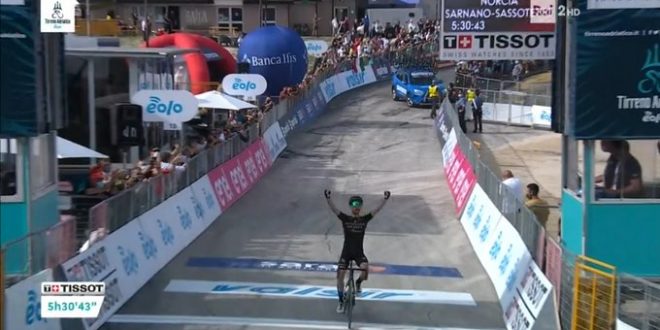 Tirreno-Adriatico 2020, Simon Yates conquista Sassotetto: tappa e maglia azzurra