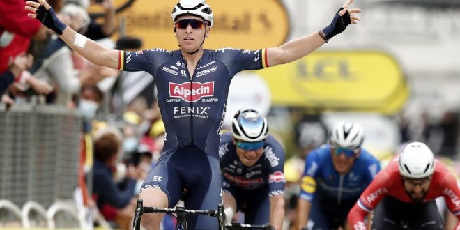Tour de France 2021, Merlier vince a Pontivy. Ancora tante cadute: attardato Roglic