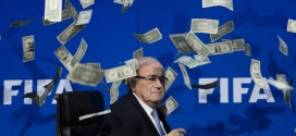 Blatter contestato con lancio di banconote false