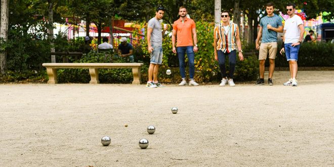 Petanque vs Boules: Confronto tra Giochi di Precisione