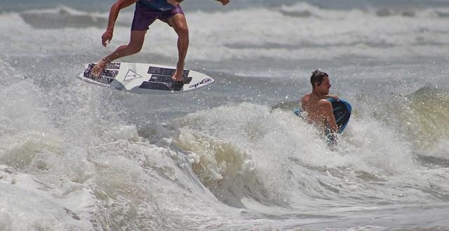 Skimboarding: Surfare l’Onda sulla Battigia